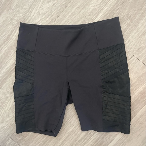 Athleta Delancey gleam moto biker shorts with faux leather on sides in black - Picture 4 of 6